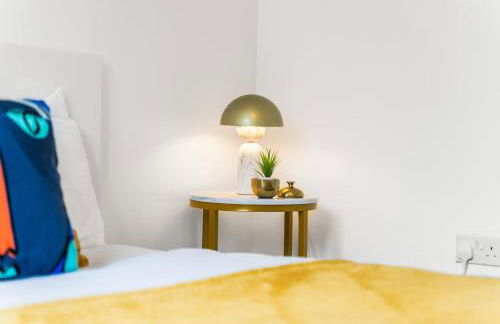 Spacious 3-Bed Home, Parking, Garden, Sleeps 7 - Foto 18