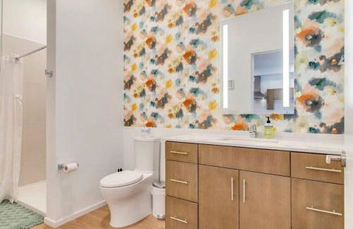 Stylish downtown condo w/ pool & parking - Foto 24