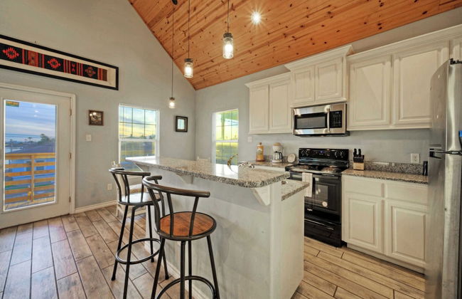 Group Getaway w/ Pool, Boat Dock 2 Homes Laguna Village Retreat by Avantstay - Foto 11