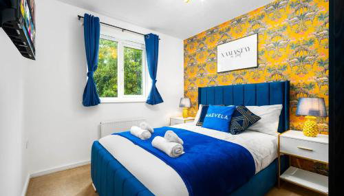 Stylish Manchester 4 Bed House with Garden - 4 Doubles Beds & 1 Single Bed - Sleeps 9 - Salford - FREE PARKING - SMART TVs in every bedroom - FREE NETFLIX - 6 min to City Centre, Close to Trafford Centre, Etihad Stadium, Manchester Arena, Clubs & more - Foto 4