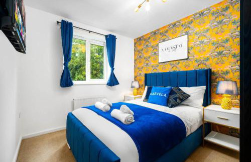 Stylish Manchester 4 Bed House with Garden - 4 Doubles Beds & 1 Single Bed - Sleeps 9 - Salford - FREE PARKING - SMART TVs in every bedroom - FREE NETFLIX - 6 min to City Centre, Close to Trafford Centre, Etihad Stadium, Manchester Arena, Clubs & more - Foto 4