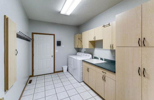 Deck with Lake Mac View! Spacious Family Retreat - Foto 9