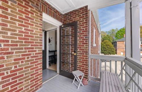 Bright and Restful 2BR near Uptown with Balcony - Foto 21