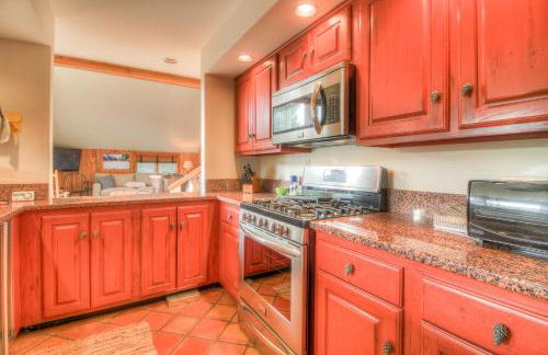 Stratton Mountain Condo with a Hot Tub! Sleeps 12! - Photo 5