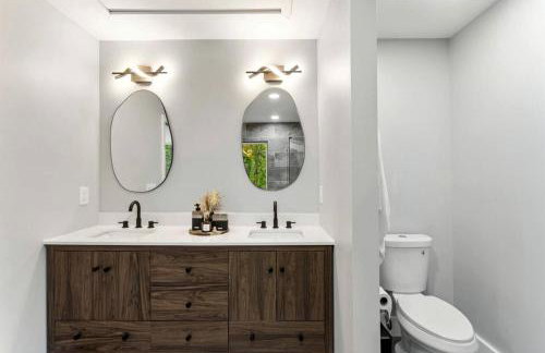 Stylish Lakehouse with Black-and-White Modern Design near Lake Hartwell, Clemson SC - Foto 22