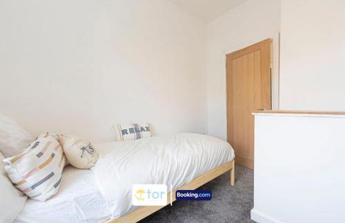 Explore Welsh Wonders, 3 Bedroom House By The One Retreats Short Lets & Serviced Accommodation Treharris - Foto 14