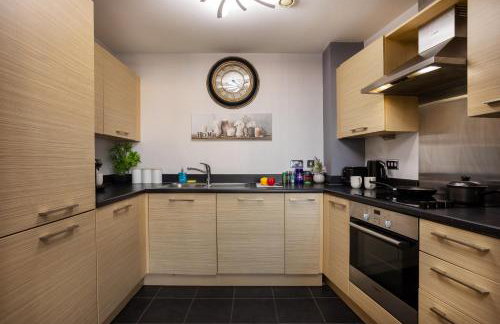 Vista Verde - Luxury City Penthouse 2BR - Sleeps up to 6 - Parking - Photo 17