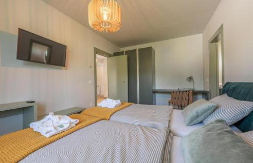 Stunning Home In Hum With Sauna - Photo 23