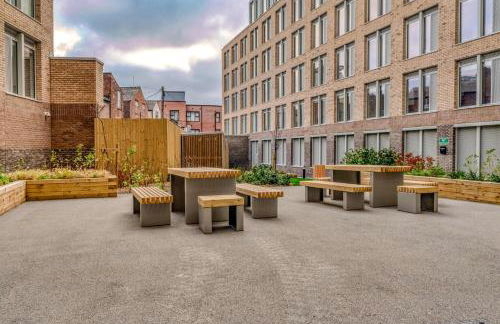 2-BR Near Salford Royal - City & Town Centre View - 1 Minute to Train & Tram Station - Sleeps 6 - Foto 55