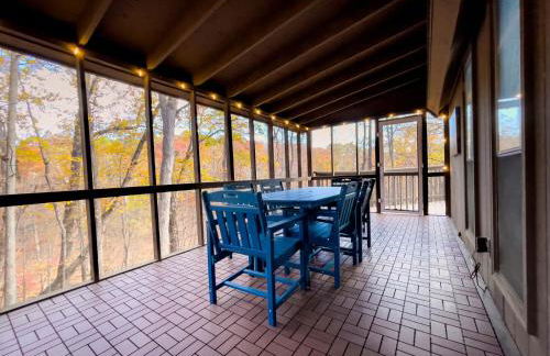 Chalet w Hot Tub Fireplace Grill FirePit & Wifi - Photo 5