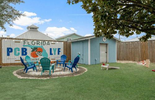 March Sale! Walk to Beach - Large Private Yard - Fire Pit - Dog Friendly - Foto 29