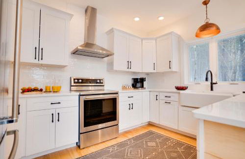 '"Luxury Mountain Getaway'" Sauna, Hot Tub, Massage Chair, Pool Table - Photo 17