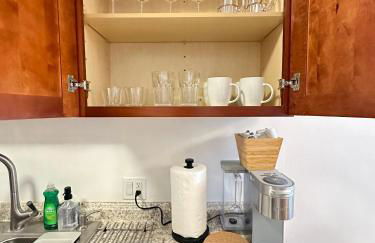 Boho 1-Bedroom BEACH Condo with Mid Size Parking, AC & Laundry - Walk 10min to BEACH! - Foto 18