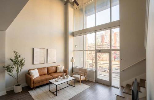 Boulevard Stays Midtown 30ft Ceilings 1BR 01 - Foto 1