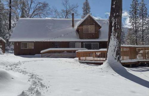 Sequoia Retreat- Spacious Cabin, Hot tub, & Sundeck - Foto 5