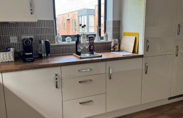 Uxbridge-Modern 2 bed Apt with Lift & Parking - Photo 5