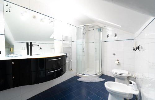 Airport & Sea, Large Music-Themed Apartment - Foto 11