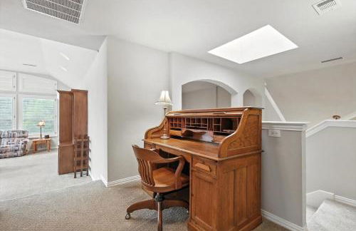 Lewisville Luxe Pool Getaway - Patio BBQ TV Room - Foto 20