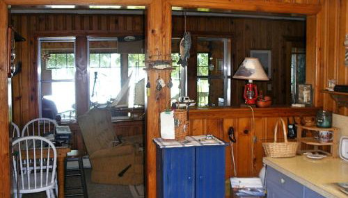 Rustic Lakefront Cottage Rental for Four on Randall Lake, Michigan - Foto 4