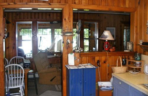 Rustic Lakefront Cottage Rental for Four on Randall Lake, Michigan - Foto 4
