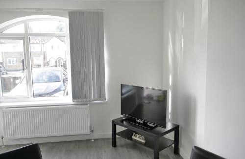 Three bed house in Wolverhampton - Photo 4