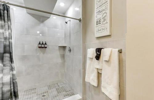 Modern City Getaway Near Downtown Newark & NYC - Photo 16