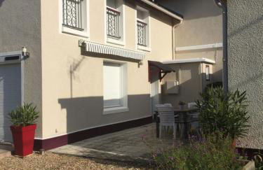 A pied, 300m de la plage et 500m du village - Photo 3