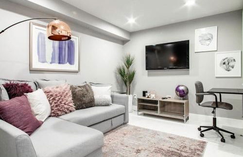 Centrally-Located Well-Decorated Solar-Powered - Foto 1