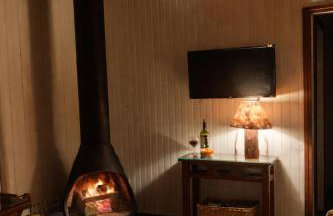 Chale de Madeira - Lareira e Fogueira---lindo gramado com mesa para café da manhã, churrasqueira e fogueira - Foto 16