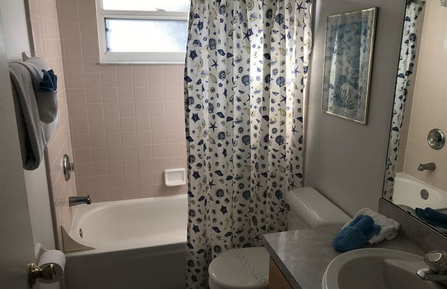 3 Bedroom Home With Private Screened Pool With Rock Waterfall Feature and Gameroom by Florida Dream Homes - Foto 26