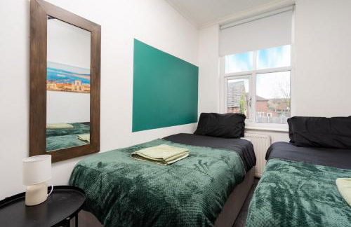 Three Bedroom House by Brookland Stays Serviced Accommodation Short Lets Manchester with Free WiFi - Foto 5