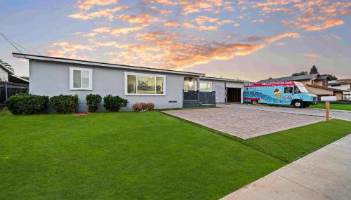 Entire Private Home with 4 Bedrooms 2 Bathrooms, King Bed, 80 TV, Gated Yard, Ranch Style, Available Now - Foto 2