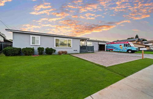 Entire Private Home with 4 Bedrooms 2 Bathrooms, Hot Tub, King Bed, 80 TV, Gated Yard, Ranch Style, Available Now - Foto 2