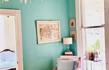 4BR 3 BA HUGE, Balcony, Cemetery, Streetcar sleeps 8! - Photo 75