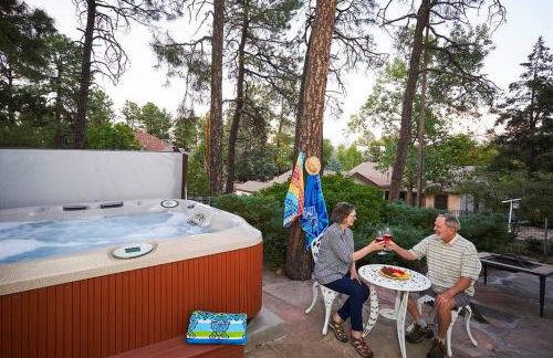 PRIVATE HOME Walk to Downtown CHERRY BLOSSOM COTTAGE Hot Tub SLEEPS UP TO 6 GUESTS - Foto 1
