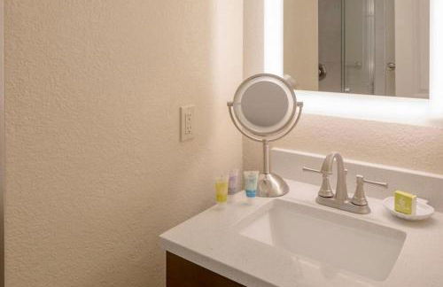 Hear the Atlantic waves in this Studio resort apt in Ormond Beach with vacation amenities - Photo 8