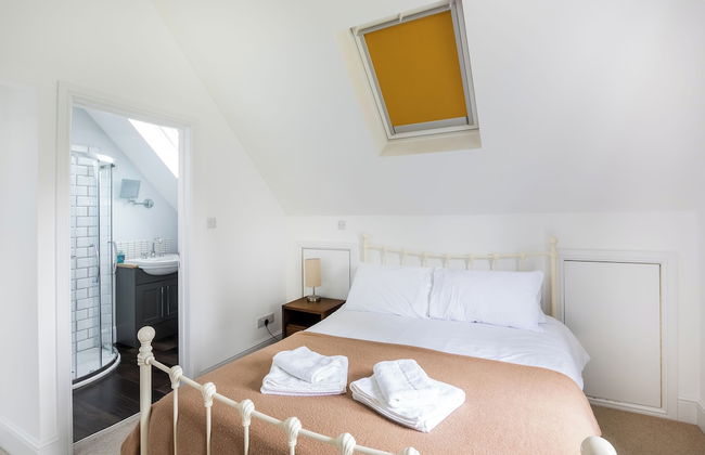 Stunning 5 Bed in the Centre of Bourton - Photo 1