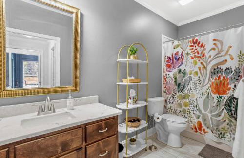 Artsy Downtown Retreat w Hot Tub - Foto 24