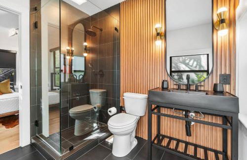 Hacienda Flamingo Unit 1 - Spacious Designer Flat with Sunroom & Style - Foto 18