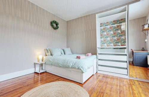 Beautiful 5 bed house, relaxing garden and driveway parking 10 min to the beach - Foto 48