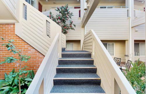 Charming Condo with Central AC, Washer/ dryer, and Full Kitchen - Photo 15