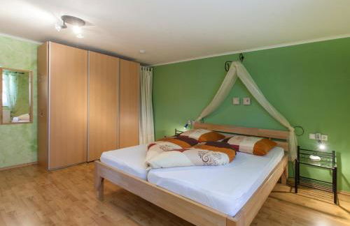 FERIENHOF KATZENMAIER, Bauernhof- und Familienurlaub am BODENSEE, großzügig wohnen, MESSENAH und teils BARRIEREFREI, Spielangebot für drinnen und draußen, Parkplatz am Haus, gute ÖPNV-Anbindung - Foto 13