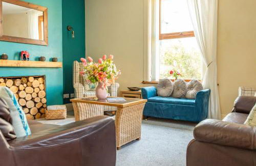 Dog Friendly Cosy Coastal Cottage with Sea Views - Photo 5