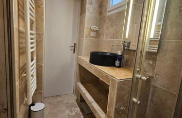 Appartement T2 charmant, calme, terrasse & parking - Photo 7