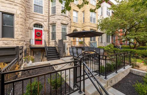 Luxury 4-BR with Free Parking in Heart of DC - Steps to Metro - Photo 54