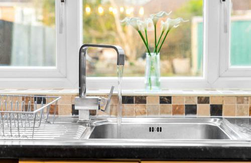 Stylish 3 Bedroom House - Garden - Pool Table - Parking 165M - Foto 29