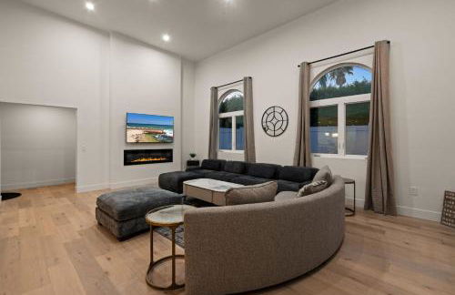 Spacious Modern Home with Rooftop & Private Backyard - Foto 13