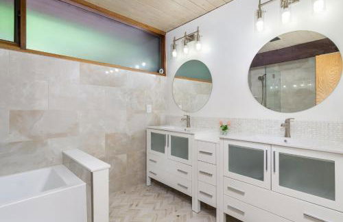 Retro Metro Deck House MCM Gem with Hot Tub & Spectacular Views! - Foto 32