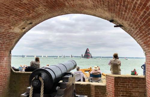 Fort Victoria Cottages - Sea View Cottage - Photo 20