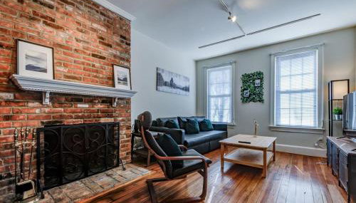 3BR Colonial House with Parking by CozySuites - Foto 4